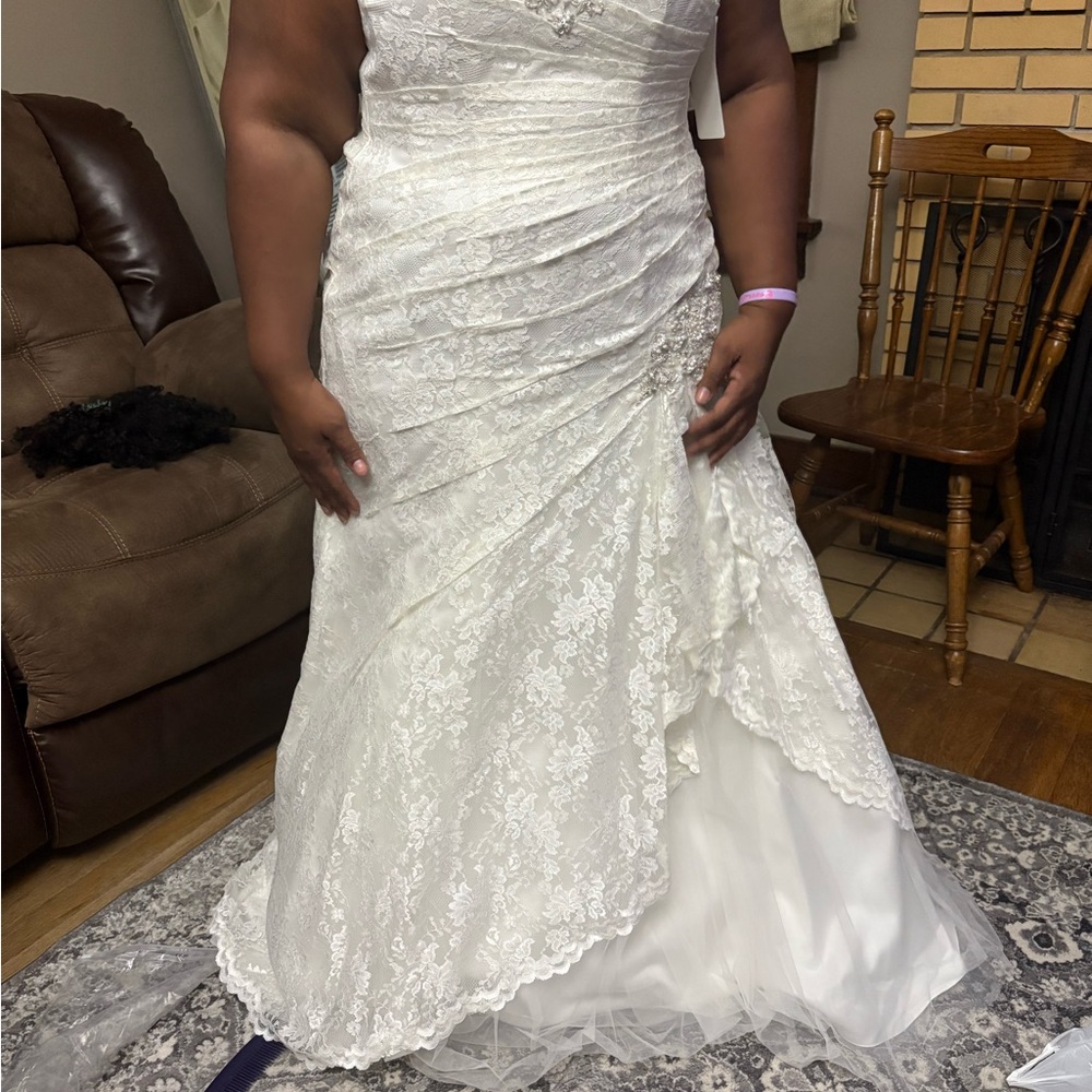 David's Bridal White Lace Wedding Dress